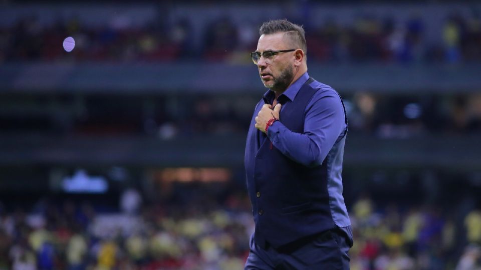 Antonio Mohamed durante el juego de Pumas ante América.