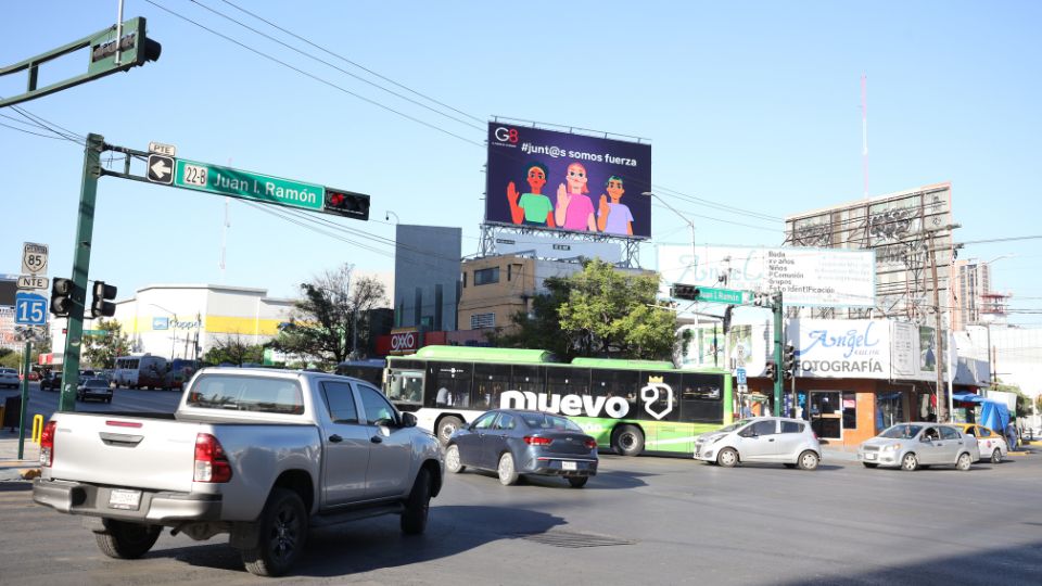 Semáforo en el centro de Monterrey.