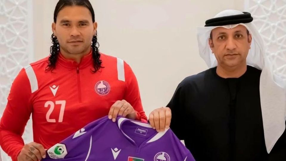 Carlos 'Gullit' Peña en la presentación con su nuevo club en Siria.