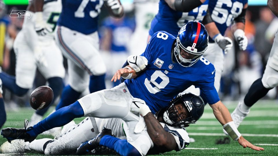 Daniel Jones siendo derribado por la defensa de Seahawks.