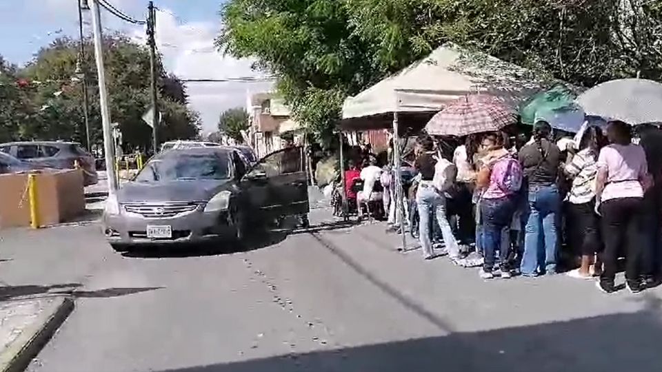 Personas esperando entrar a una sucursal del Banco del Bienestar en San Nicolás.