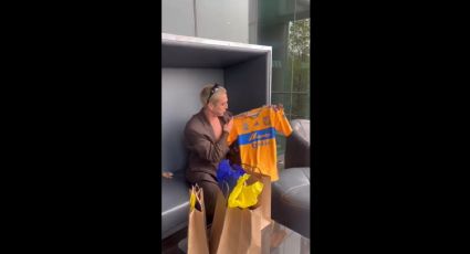 Video: Regalan Jersey de Tigres a cantante de Maneskin