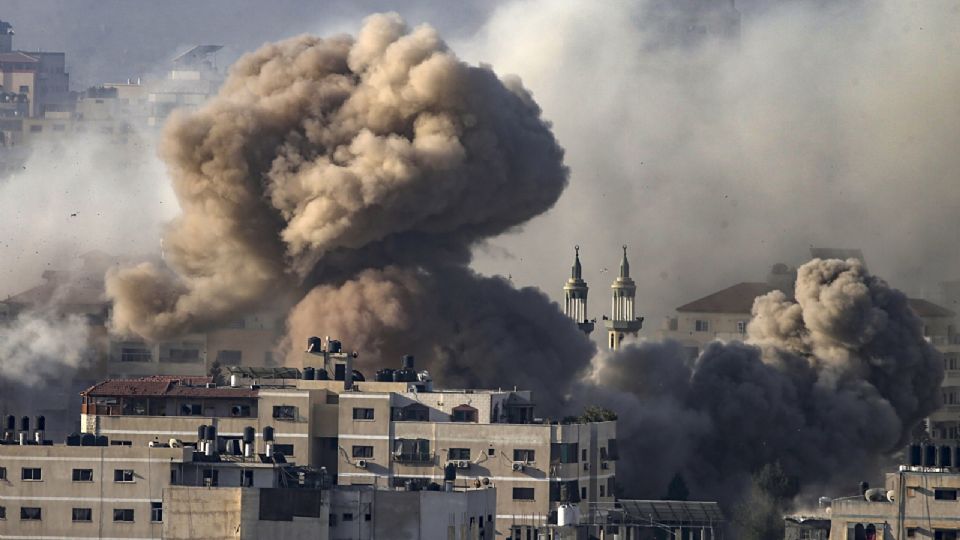 El humo se eleva sobre el barrio de Tal Al-Hawa en Gaza este viernes tras el ataque aéreo.