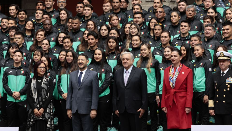 El presidente de México, Andrés Manuel López Obrador (c), posa hoy junto a dirigentes y deportistas durante la ceremonia de abanderamiento a la delegación mexicana que participará en los Juegos Panamericanos Santiago 2023.