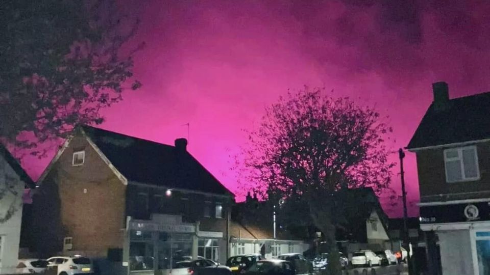 Cielo en condado de Inglaterra se pinta color rosa | Facebook / The Swan at Westgate