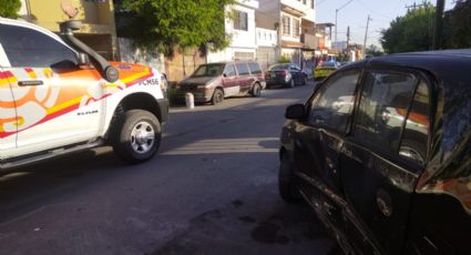 Auto se impacta en domicilio y provoca fuga de agua en Monterrey