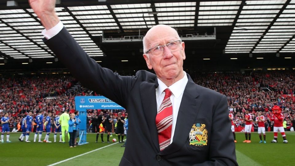 Sir Bobby Charlton falleció a los 86 años. Fue considerado como el mejor jugador inglés de todos los tiempos. Leyenda del Manchester United y futbolista clave para el triunfo de Inglaterra en el Mundial de 1966.