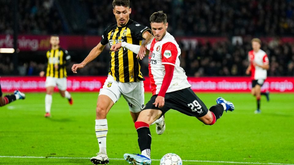 Santiago Giménez, disputando un partido contra el Vitesse.