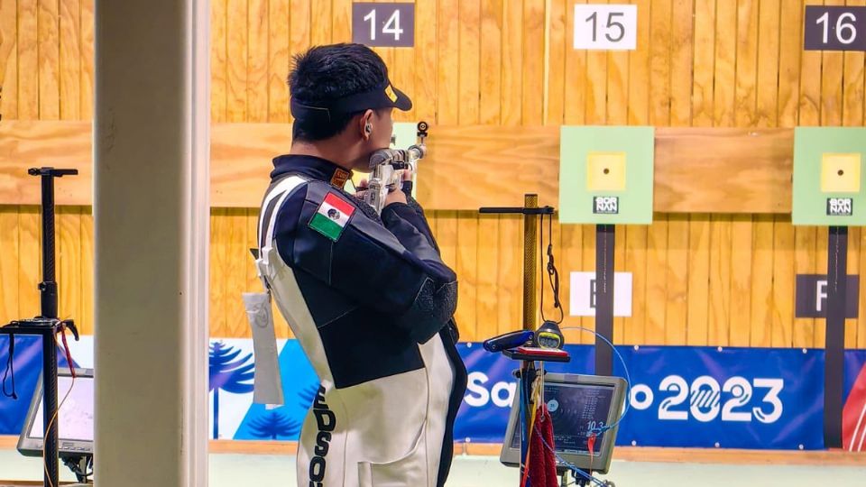 Edson Ramírez durante su competencia de rifle.