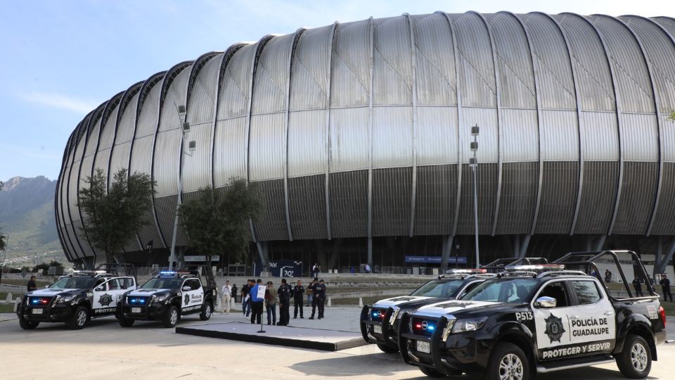 Donación de patrullas en el exterior del Estadio BBVA, en Guadalupe.