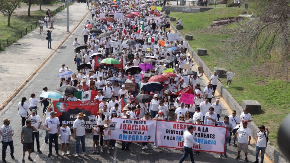 Manifestantes a favor del Poder Judicial de la Federación.