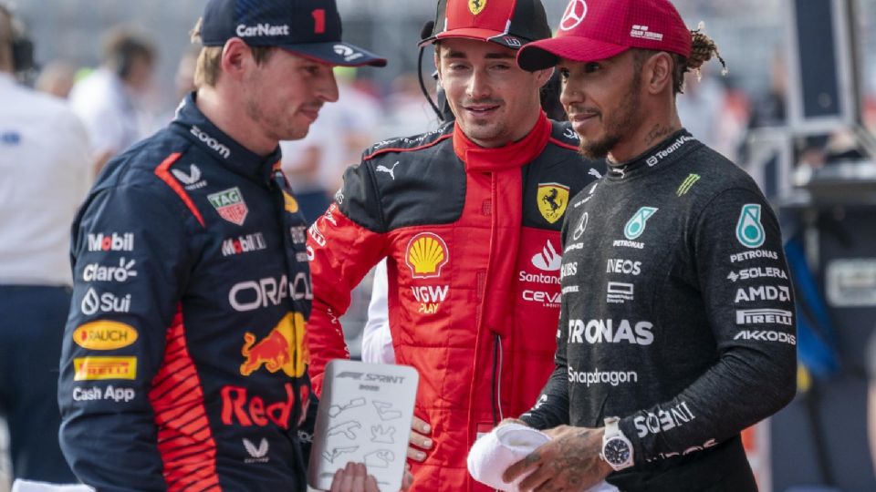 Max Verstappen, Charles Leclerc, Lewis Hamilton hablando después del Gran Premio de los Estados Unidos.