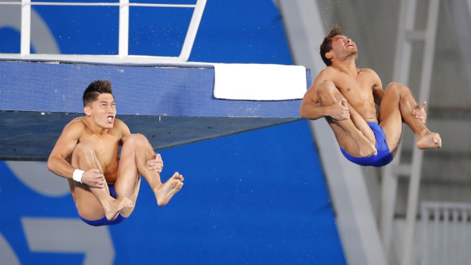 Kevin Berlín y Randal Willars durante su salto sincronizado de 10 metros.