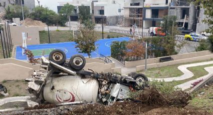 Camión revolvedor vuelca sobre plaza en zona Cumbres