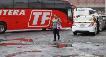 Abundan baches en calle Villagrán, se los atribuyen a drenaje en mal estado y autobuses