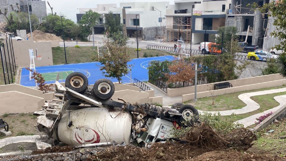 Camión vuelca en plaza de Cumbres Elite