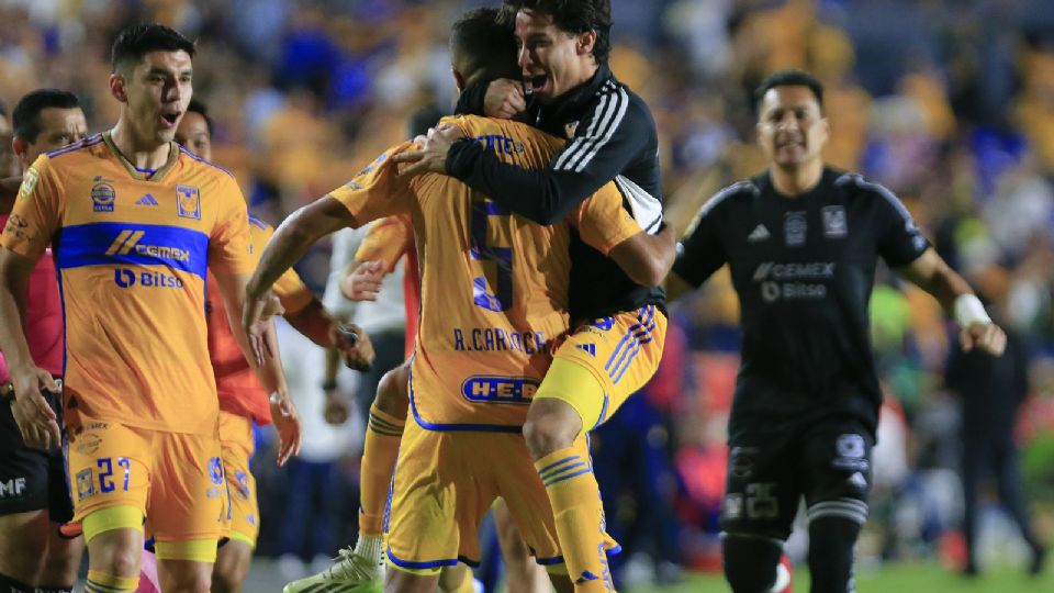 Rafael Carioca y Diego Laínez festejando el triunfo ante el Cruz Azul.