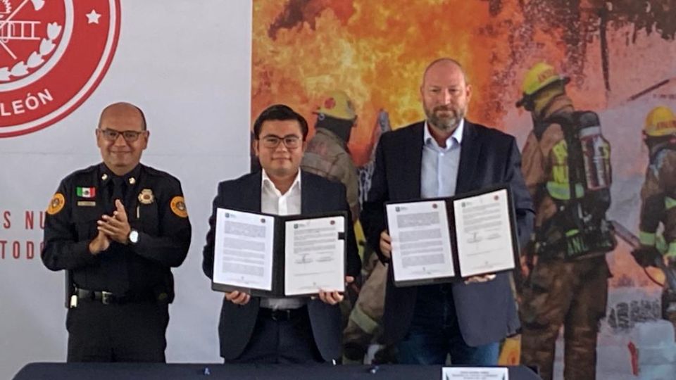 Firma del acuerdo entre el Patronato de Bomberos de Nuevo León y la Secretaría de Medio Ambiente.