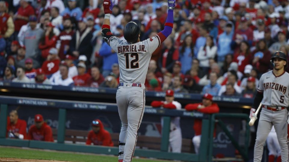 Lourdes Gurriel Jr. celebrando una carrera ante los Phillies