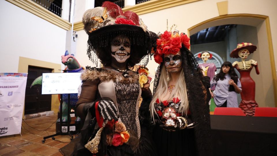 Catrinas listas para la celebración del Día de Muertos.