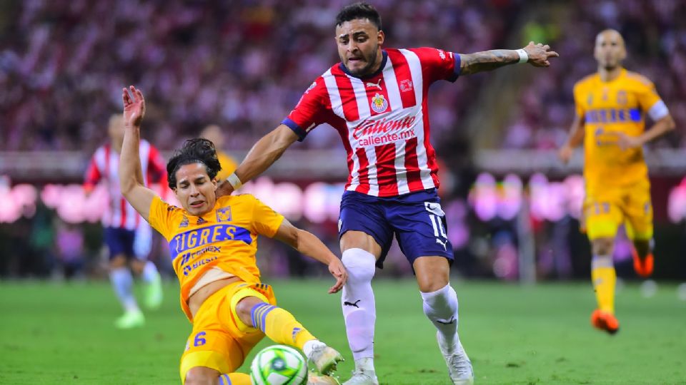 Diego Laínez y Alexis Vega disputando el balón en la final del Clausura 2023.