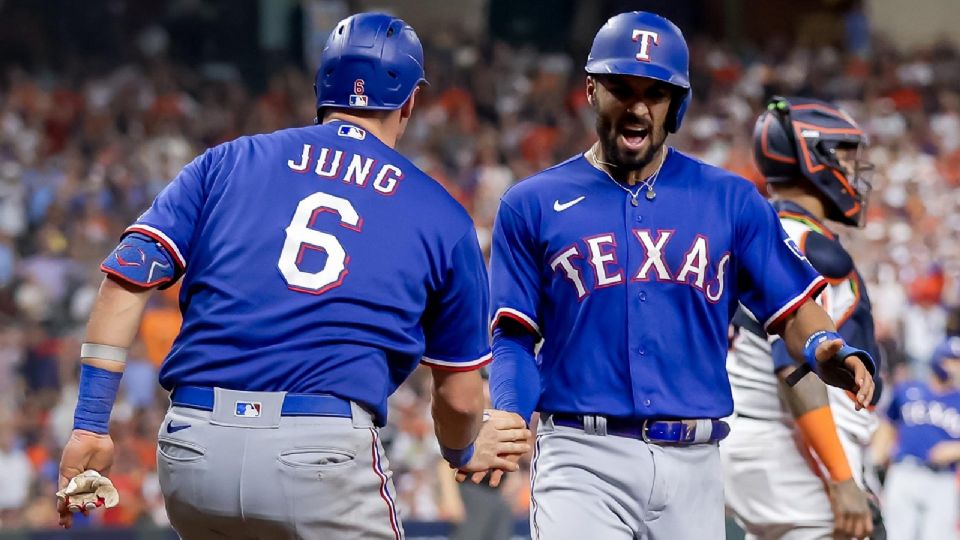 Marcus Semien y Josh Jung celebrando la victoria de los Rangers sobre Astros.