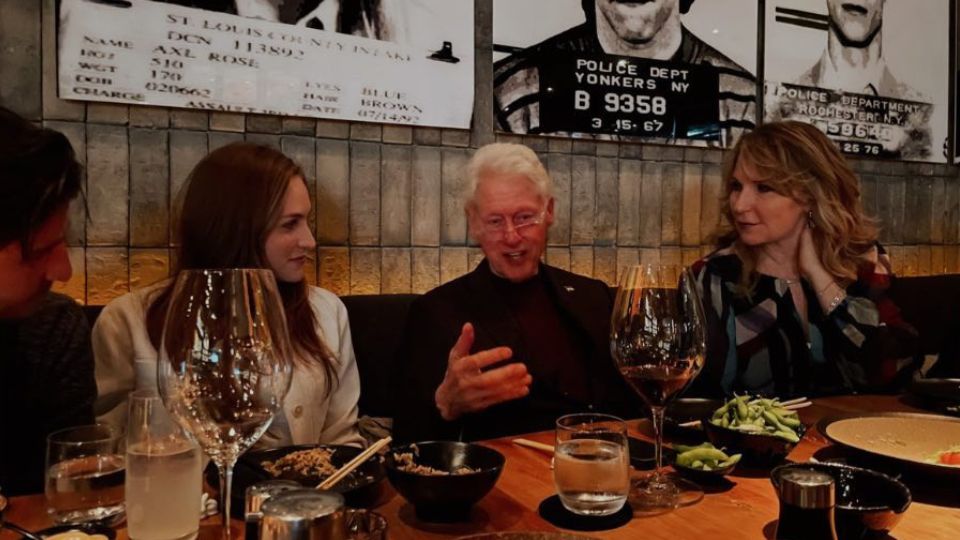 Bill Clinton (centro) junto a Paulina Bremer (izquierda) y Adriana Ibarra de Bremer (derecha) | Instagram / paubremer