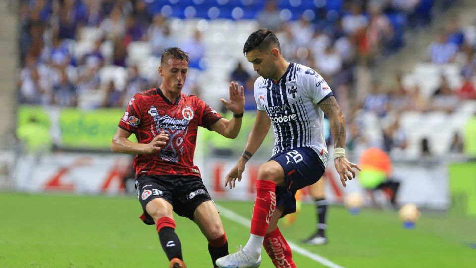 Braian Romero (I) del Tijuana y Sebastian Vegas (D) del Monterrey durante el juego de la jornada 13 del Torneo Clausura 2023