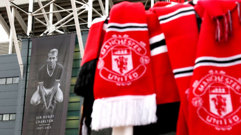 Previo al partido ante Copenhague, el Manchester United le rindió homenaje a Bobby Charlton, quien falleciera el pasado sábado.