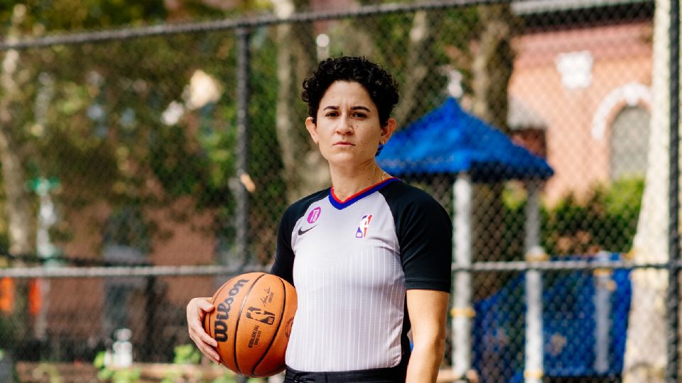 Che Flores, se ha identificado como transgénero no binario, ha estado durante 14 años arbitrando partidos de baloncesto.