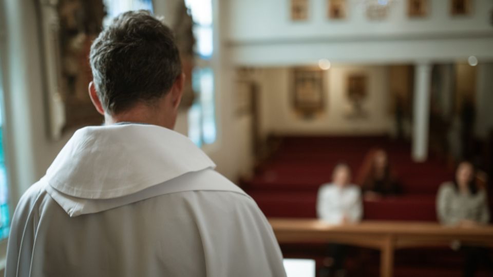 Renuncia sacerdote por escándalo sexual en Polonia