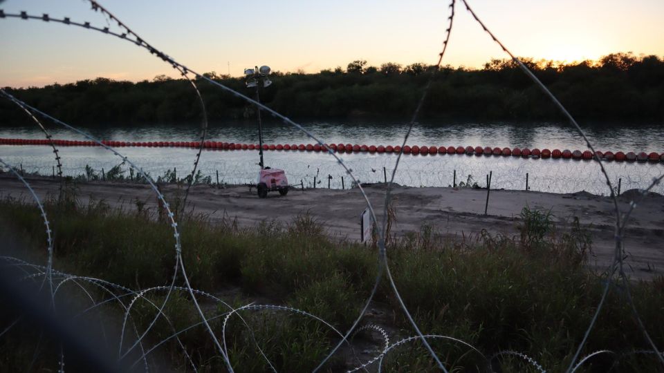 Alambre de púas colocado por Texas en su frontera con México.