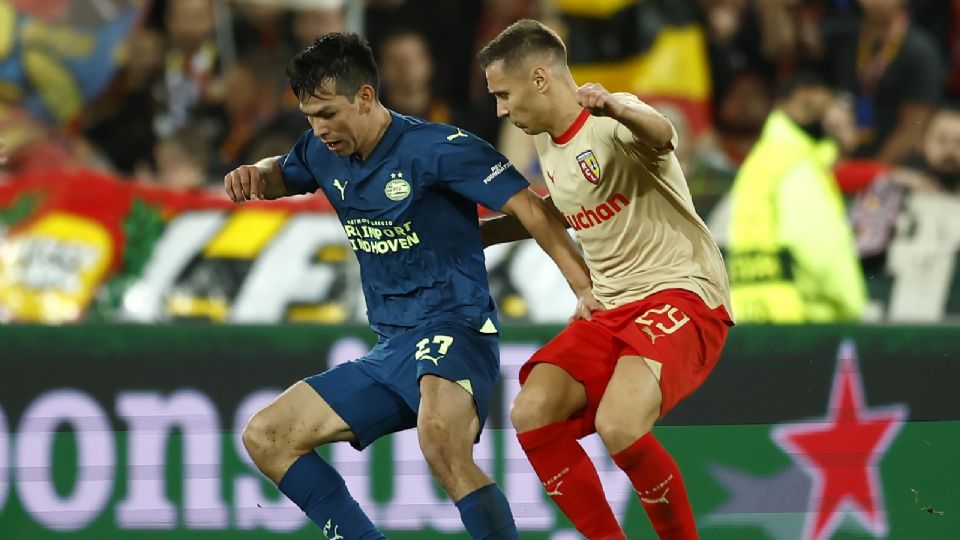 Hirving Lozano disputa el balón en el duelo entre el PSV y Lens en la Champions League