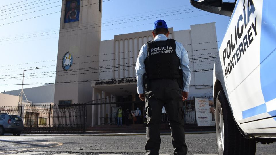 Policía de Monterrey frente al Santuario de San Judas Tadeo, en el centro de Monterrey.