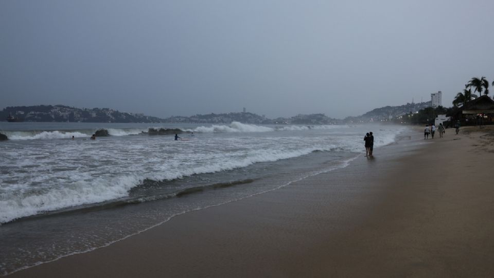 Fuerte oleaje en una playa de Acapulco.