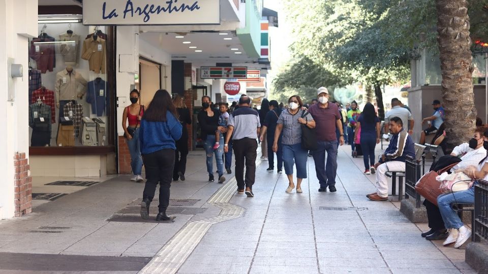 Gente usando el cubrebocas en Monterrey.