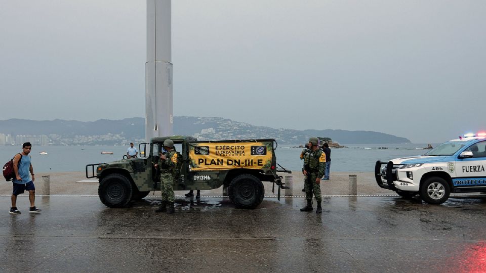 Soldados del Ejército vigilando como parte de las medidas ante la inminente llegada del huracán Otis, en Acapulco.