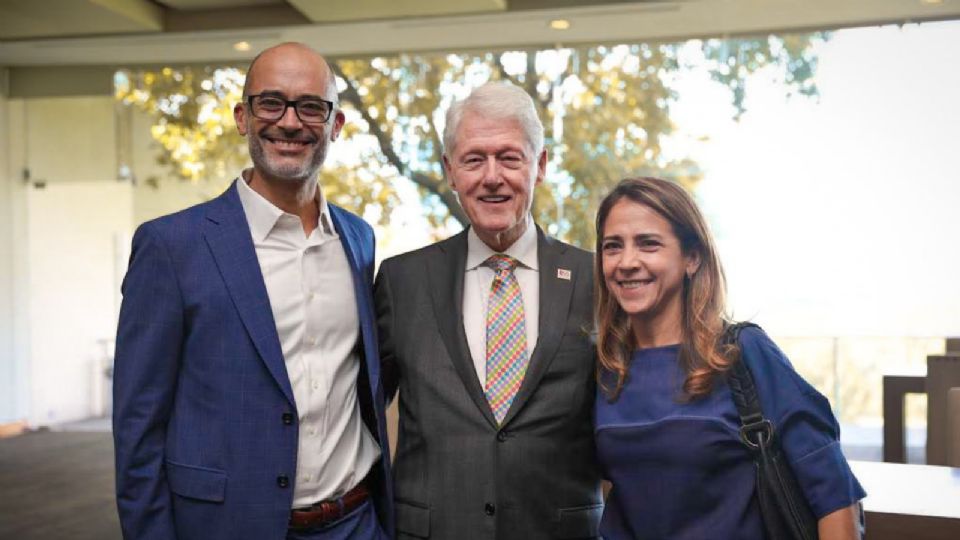 El alcalde de San Pedro Miguel Treviño de Hoyos, Bill Clinton (ex presidente de Estado Unidos) e Irene Ovalle de Treviño ( esposa de Miguel Treviño).