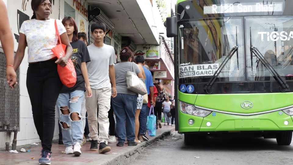 Banquetas en mal estado en el Centro de Monterrey.