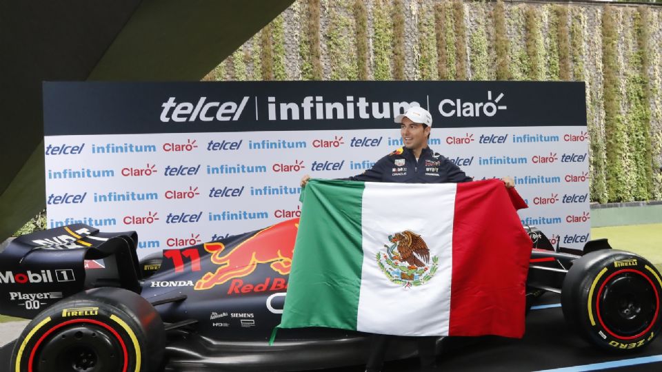 Sergio 'Checo' Pérez posa durante una rueda de prensa, en la Ciudad de México