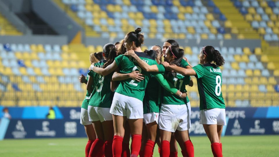 Las jugadoras de la Selección Mexicana celebran una de las anotaciones ante Chile