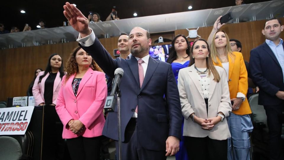 Arturo Salinas en su toma de protesta como gobernador interino.