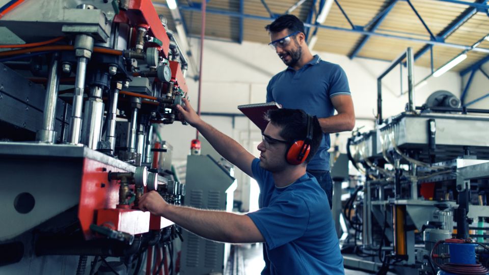 Jóvenes trabajando en la industria.