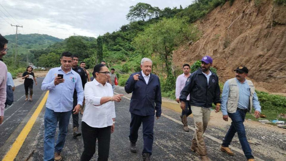 AMLO caminando sobre una de las carreteras en Guerrero.