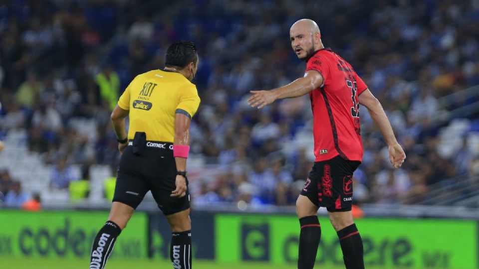 Carlos González discute con el árbitro durante el partido entre Xolos y Monterrey