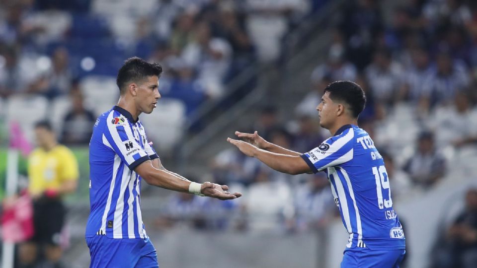 Isidro Suárez ingresa a la cancha en sustitución de Maxi Meza en el duelo entre Monterrey y Tijuana