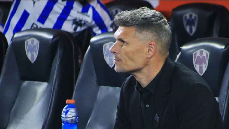 Fernando Ortiz previo al partido entre Rayados y Tijuana en el Estadio BBVA