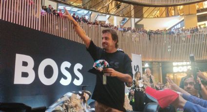 Desata locura Fernando Alonso en centro comercial