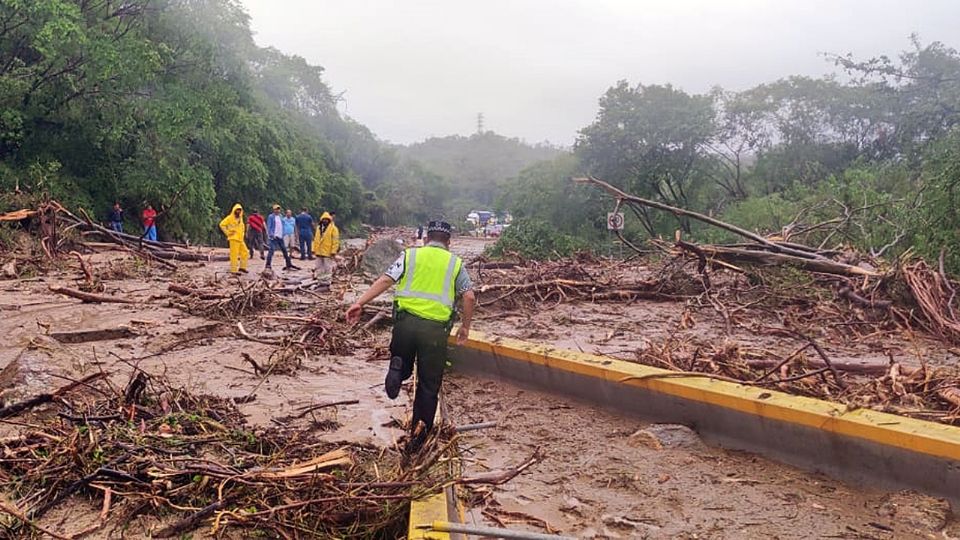 Fotografía cedida por la Secretaría de Comunicaciones, Infraestructura y Transportes donde se observa una vista general de los daños ocasionados por el Huracán Otis.