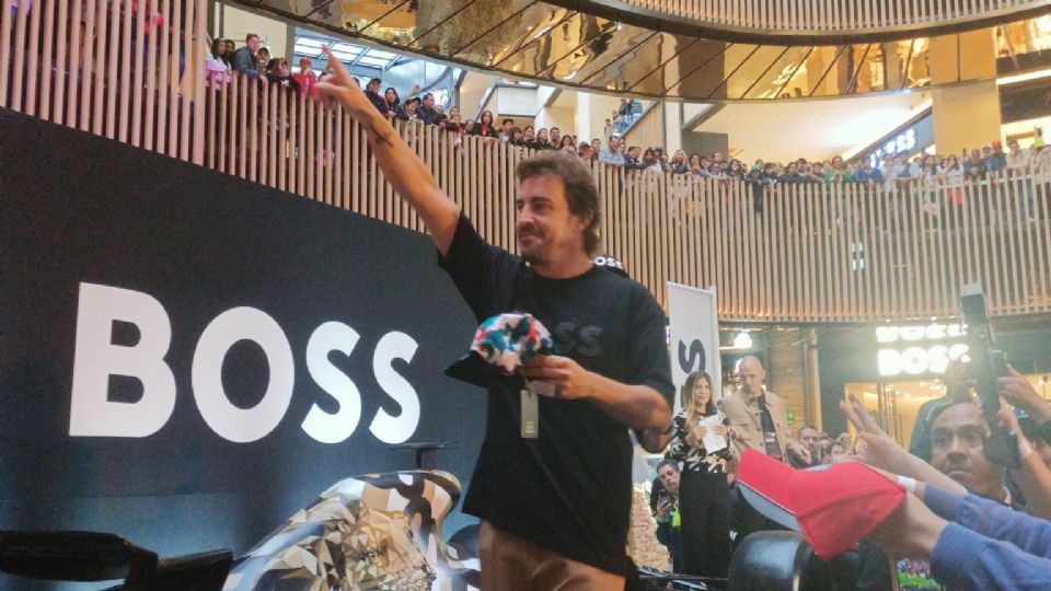 Fernando Alonso es esperado por miles de aficionados tras asistir a un evento de una exclusiva tienda de ropa.